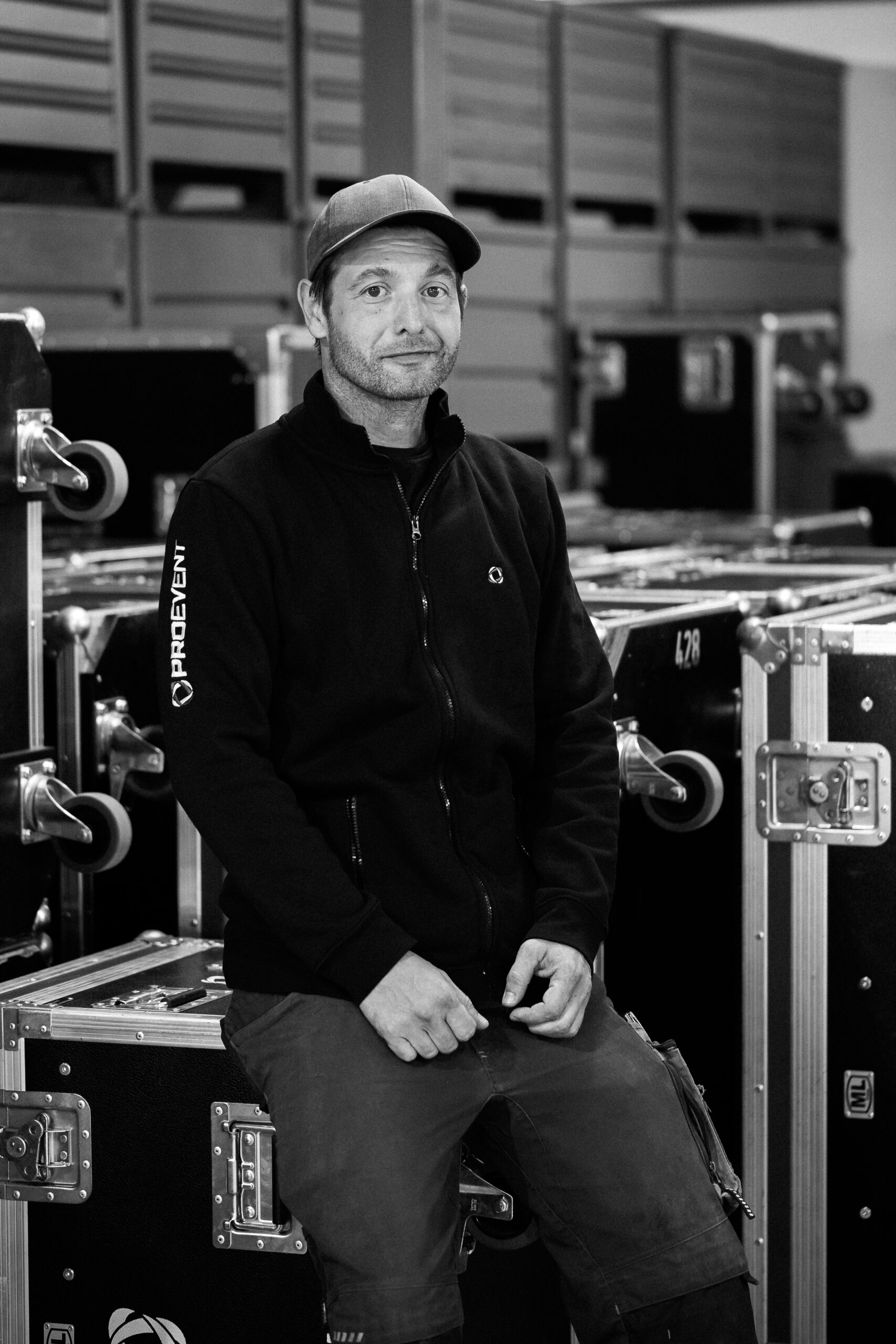 Toni Holzbauer, ein Umschüler im Bereich Eventtechnik bei PRO EVENT, der sich neues Fachwissen aneignet