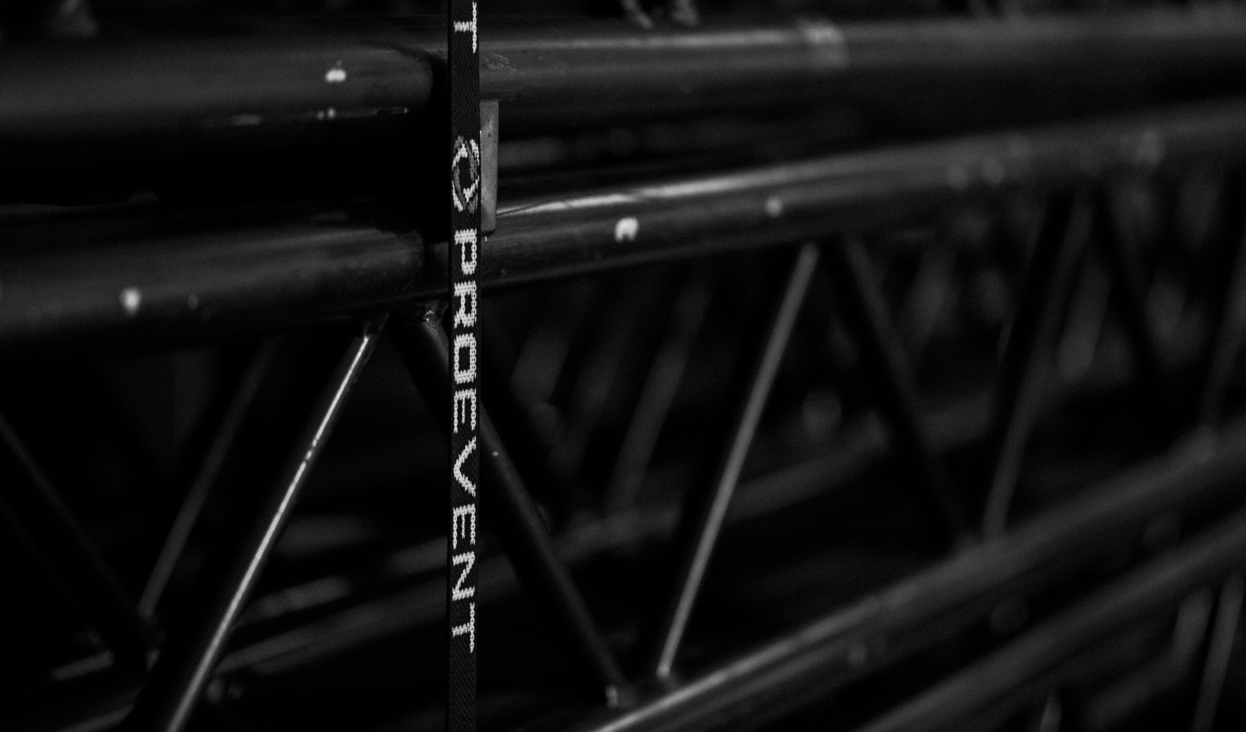 Traversen, bereit für den Transport zu einer Veranstaltung, sind sicher verpackt und verladen