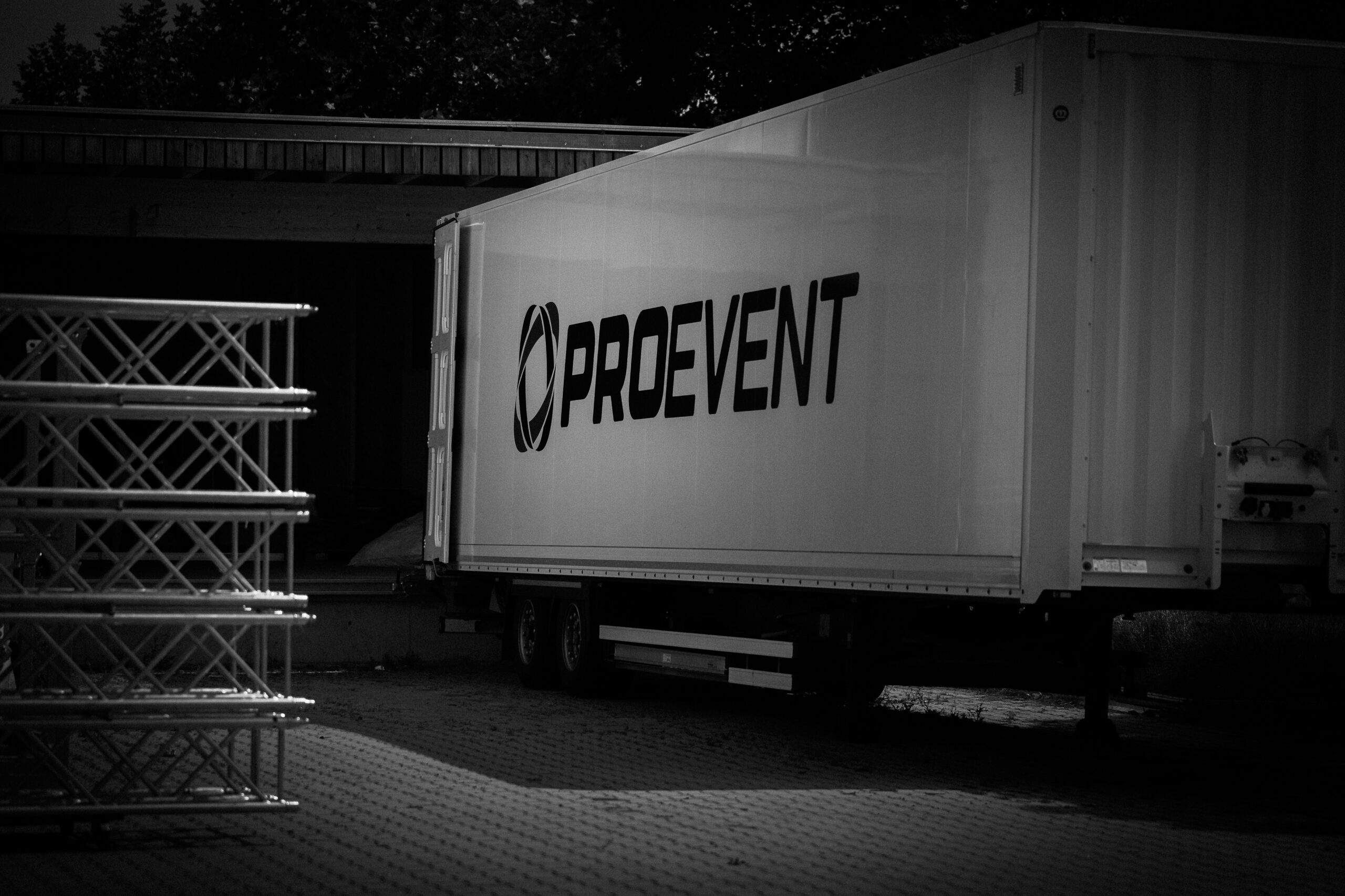Ein LKW von PRO EVENT wird mit Eventequipment wie Bühnenelementen, Licht- und Tontechnik beladen