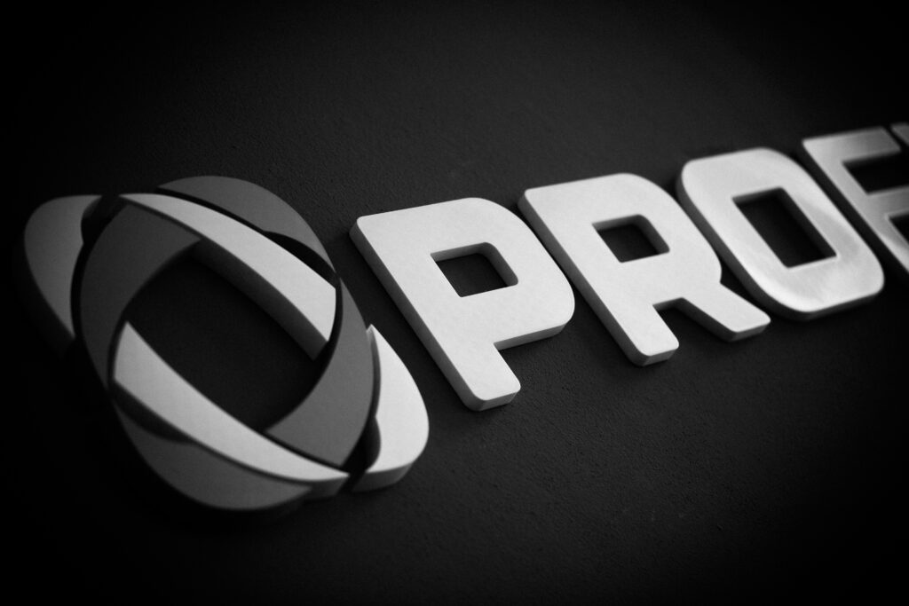 Moderne Büroräume von PRO EVENT, verziert mit einem PRO EVENT Schriftzug an der Wand