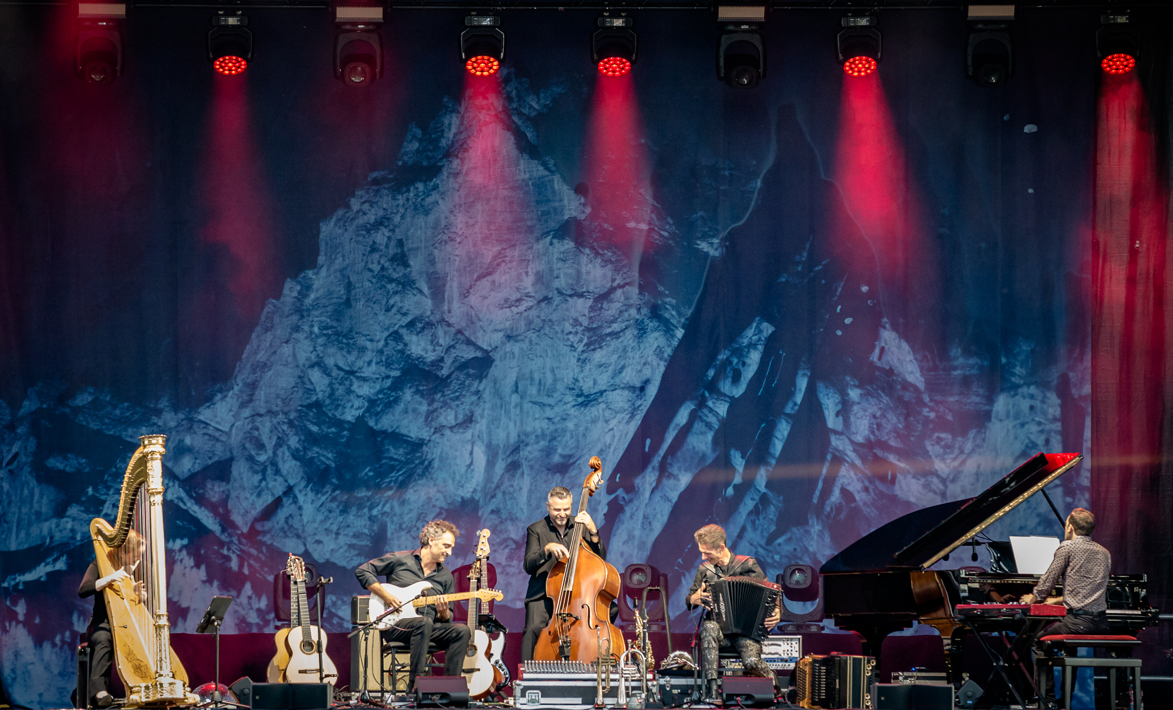 Das Herbert Pixner Projekt bei einem Live-Auftritt zeigt die Band inmitten einer professionell beleuchteten und beschallten Bühne