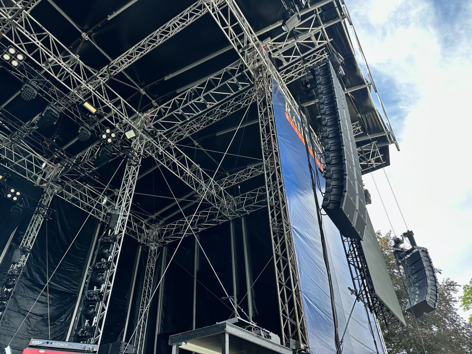 Eine professionelle Eventbühne, ausgestattet mit modernster Licht- und Tontechnik, bereit für eine Veranstaltung.