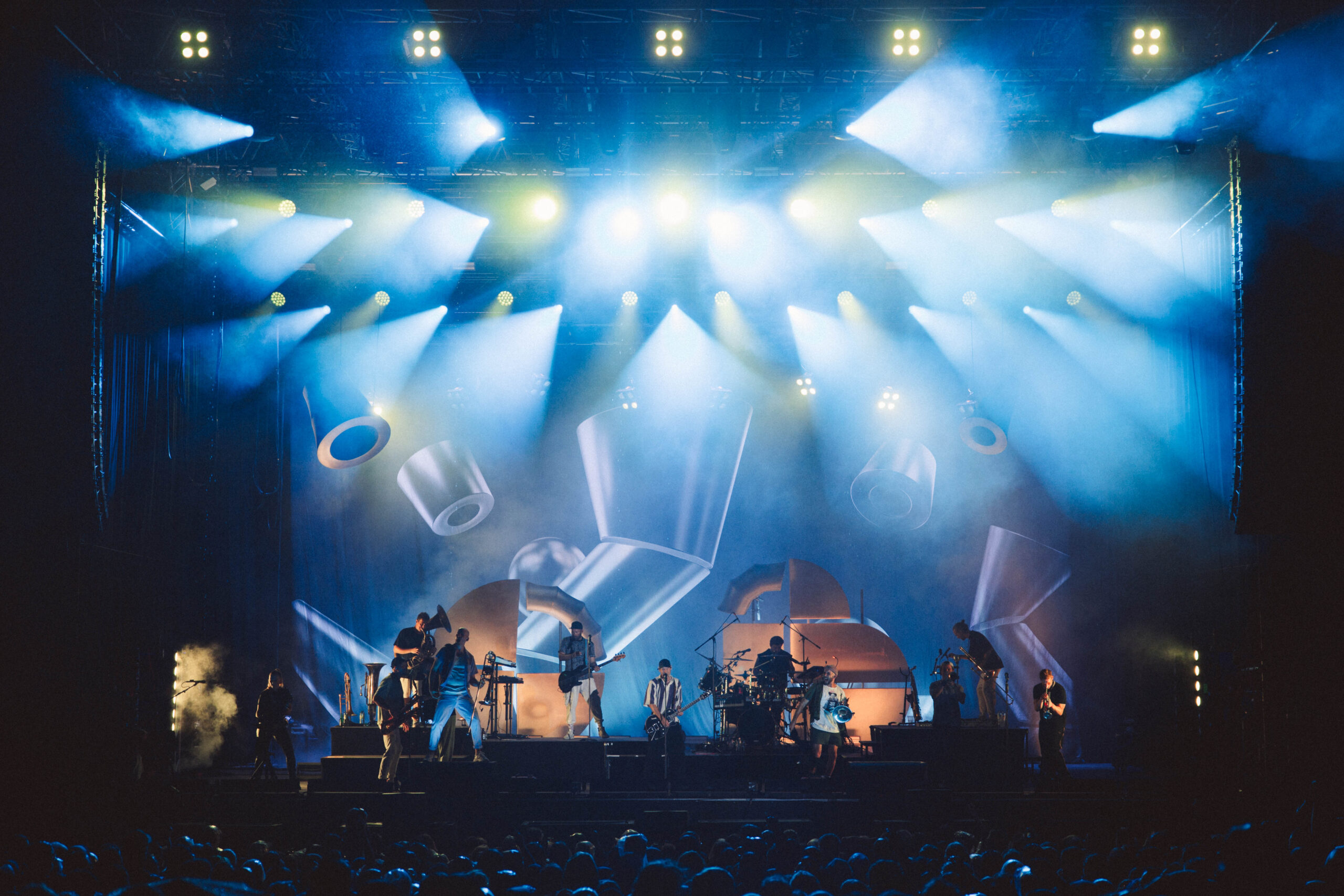 Die energiegeladene Brasspop-Band Querbeat auf der Bühne, mit unserer professioneller Licht- und Tontechnik
