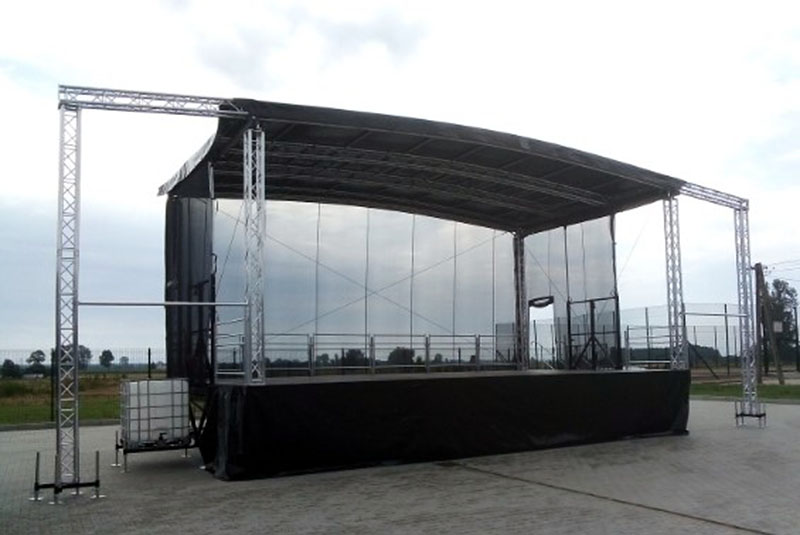 Eine mobile Konzertbühne, vollständig aufgebaut und bereit für eine Veranstaltung im Freien, die Flexibilität und schnellen Aufbau demonstriert.